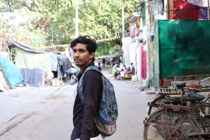 Los profesores de primaria Konain Arshad y Gunjan Jain recorren los laberínticos asentamientos informales de Nueva Delhi.