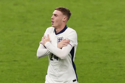 Cole Palmer celebra con su característico gesto de "frío" tras anotar con la selección de Inglaterra durante la Eurocopa 2024.