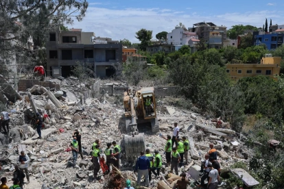 Los equipos de rescate libaneses buscan entre los escombros víctimas  un día después de que un ataque aéreo israelí impactara Líbano, el 20 de mayo de 2026.