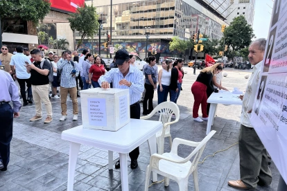 Ciudadanos votaron en unas elecciones simbólicas organizadas por Unidad Popular en el centro de Guayaquil, este jueves 21 de mayo.