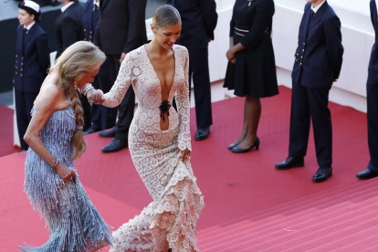 El vestido de Bella Hadid lleva la firma de Schiaparelli y se inspiró en un histórico diseño usado por Jane Birkin en los 60.