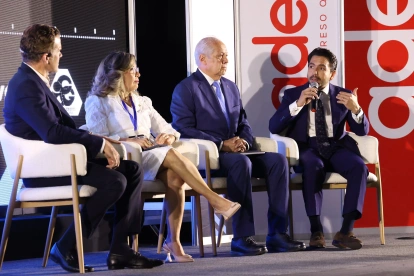 Alain Bross habla en la feria Edifica junto a Iván Andrande, Jacqueline Quezada y Alberto Acosta.