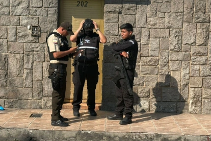 Policía y agentes de Segura EP atendieron el reporte por bullicio en una vivienda.