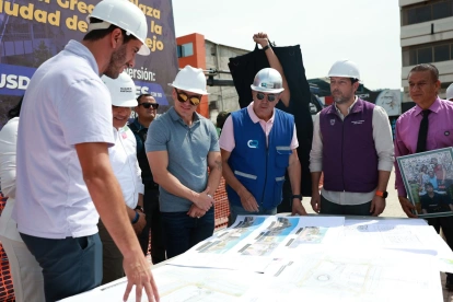 El presidente Daniel Noboa y el ministro Roberto Luque en un proyecto habitacional.