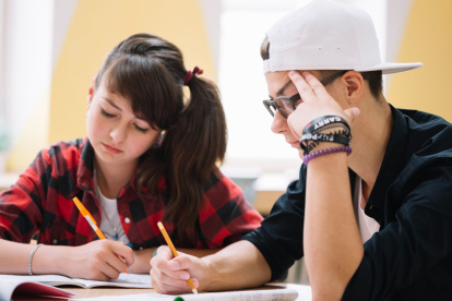Estudiar después de los 18 años es uno de los requisitos para mantener el beneficio social de la pensión de montepío del IESS.