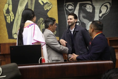 El presidente de la Asamblea, Niels Olsen, conversa y saluda con algunos de sus colegas.