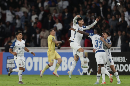 Los jugadores de la plantilla de Liga de Quito celebraron eufóricos la victoria 2-0 ante Lanús