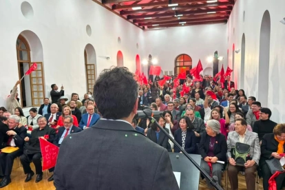 Gustavo Vallejo frente a los asistentes a la sesión solemne, por los cien años del Partido Socialista Ecuatoriano.