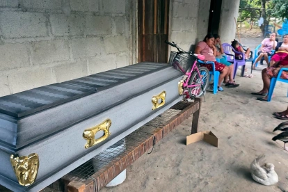 Familiares y amigos asisten a la velación de Martín Ramos este viernes, 22 de mayo de 2026, en la aldea Nueva Vida en Rigores (Honduras).