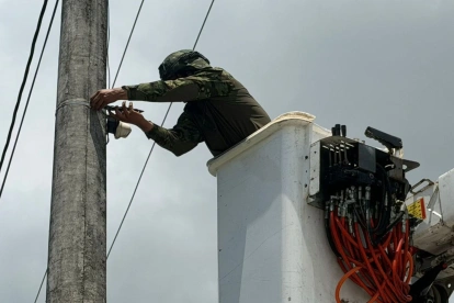 Ejército y ECU 911 desmantelan cámaras ilegales hoy en Babahoyo y Baba por monitorear operativos.