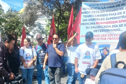 Familias reclaman en Carondelet la entrega del medicamento Nusinersen para niños con AME.