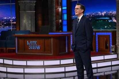 Stephen Colbert durante el monologo del episodio que dio final al The Late Night Show