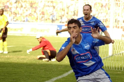 Luis Miguel Escalada celebró uno de sus goles con la camiseta del Club Sport Emelec durante su etapa como delantero del conjunto eléctrico.