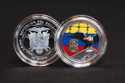La moneda de un sucre para el Mundial FIFA 2026, con detalles a color del cóndor andino y la bandera de Ecuador.