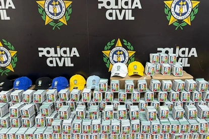Policía incauta 200.000 cromos falsos en autobús, Río, 21 mayo, por venta ilegal