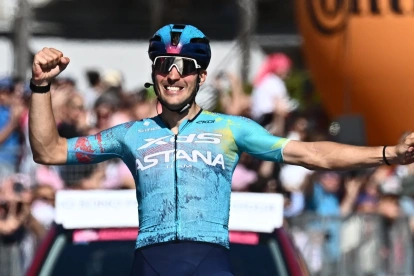 El ciclista italiano Alberto Bettiol (XDS Astana Team) celebra su vicotria en la etapa 13 del Giro de Italia sobre 189km desde Alessandria a Verbania, Italia.