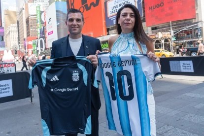 Leandro Petersen y Flor Sabatini durante la presentación de la alianza entre la AFA y Google Gemini en Nueva York.