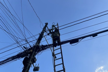 La gestión energética del Gobierno enfrenta cuestionamientos por retrasos en proyectos y soluciones temporales para evitar apagones.