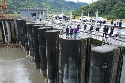 Autoridades recorrieron este viernes la captación de la central Coca Codo Sinclair, a fin de constatar la operatividad de esta infraestructura hidroeléctrica.