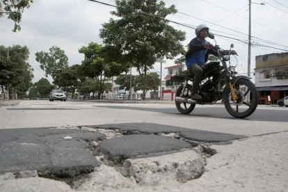 En la avenida Antonio Parra se evidencian daños en el pavimento.