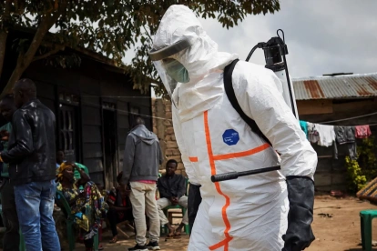 Un equipo sanitario desinfecta y descontamina la casa de un paciente de ébola.