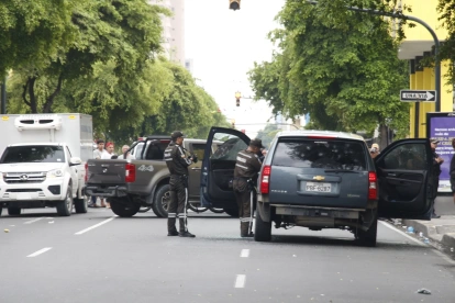 Agentes de Criminalística recabaron indicios tras el ataque armado a tres personas en Esmeraldas y Pedro Pablo Gómez, el pasado 10 de mayo.