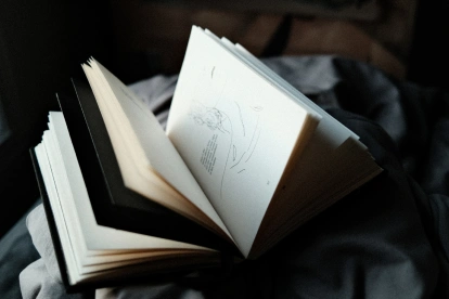 Referencial. La obra rompe con las estructuras narrativas tradicionales de la literatura.