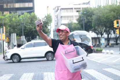 "Cakecito, cakecito”, repite Luis Eduardo Jaramillo mientras ofrece sus productos en distintos sectores de la ciudad.