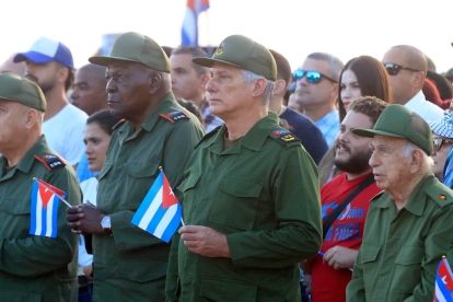 El presidente de Cuba, Miguel Diaz-CanelI (c), asiste a un evento en apoyo al expresidente cubano Raúl Castro este viernes, en La Habana (Cuba).
