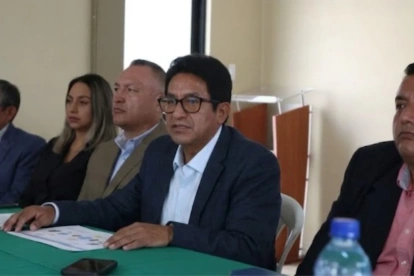 Jorge Yánez, en el centro, junto a otros dirigentes de la transportación.