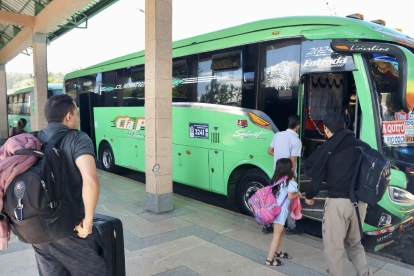 Pasajeros en el norte de Quito toman un integrado para viajar a sus destinos finales.
