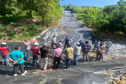 Municipio revisa zona afectada por deslave en Bosques de la Costa.