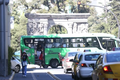 El aumento del pasaje de bus en Quito genera debate político y cuestionamientos sobre el sistema de transporte público.