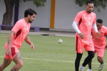 Barcelona entrena en Manta para el partido ante Delfín.