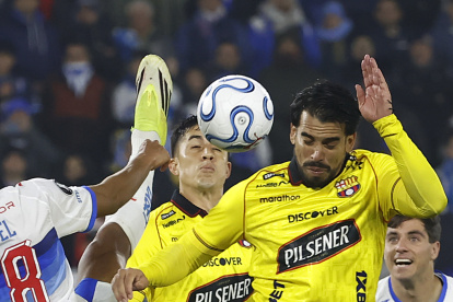 Juan Francisco Rossel (i) de Católica disputa el balón con Cristian Báez de Barcelona en el partido donde el equipo chileno eliminó a los canarios de Copa Libertadores.