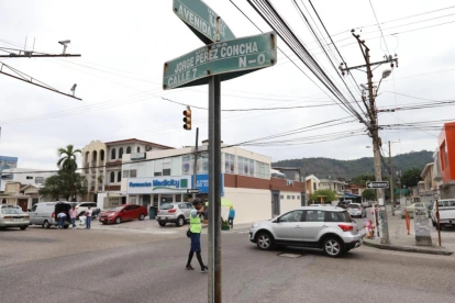 Vecinos de Urdesa Central denuncian obstáculos peatonales y problemas de seguridad vial.