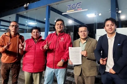 Geovanny Atarihuana, de Unidad Popular; y Santiago Machuca, en el centro, frente al Tribunal Contencioso Electoral.