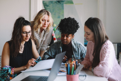 Mujeres jóvenes retrasan tener hijos por incertidumbre económica y laboral persistente.