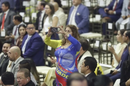 Gloria Barros llegó a la Asamblea Nacional con un vestido inspirado en la bandera de Ecuador previo al Informe a la Nación de Daniel Noboa.