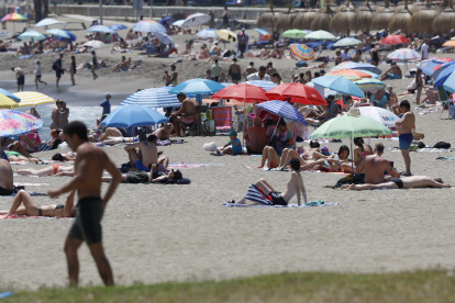 Vista de la playa de La Malagueta este sábado. Andalucía seguirá este sábado con calor, cielos poco nubosos y vientos flojos a moderados de componente este, con intervalos fuertes en Cádiz, donde hay aviso amarillo por rachas ocasionalmente muy fuertes y fenómenos costeros, con levante en el Estrecho. Según la Agencia Estatal de Meteorología (Aemet), las temperaturas mínimas irán en ligero ascenso, las máximas en descenso en el litoral mediterráneo oriental, mientras que el resto seguirán con pocos cambios.-EFE/ Jorge Zapata