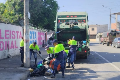 Las autoridades realizan limpieza en barrios del sur de Guayaquil.