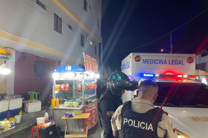 El levantamiento del cuerpo de un joven asesinado en Salinas en un área de venta de comidas