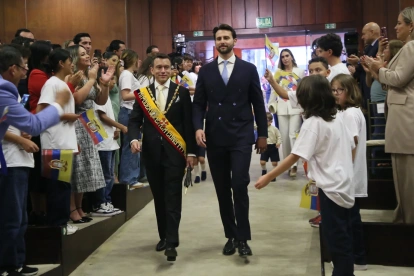 Daniel Noboa y Niels Olsen ingresando al Pleno de la Asamblea, entre vivas y aplausos. No hubo oposición.