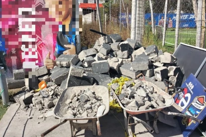 Bomberos y paramédicos acudieron al sector Manuel Garaicoa tras la alerta por una estructura colapsada.