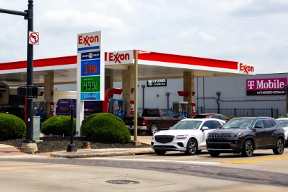 Una gasolinera en Estados Unidos y la tabla de precios.