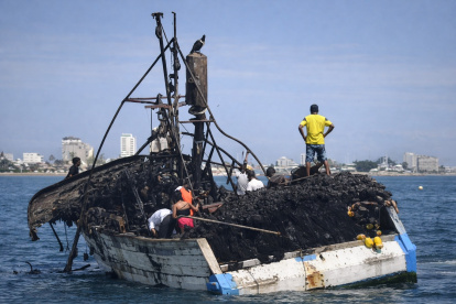 Así terminó el barco que se incendió la mañana de este domingo en el muelle del cantón La Libertad