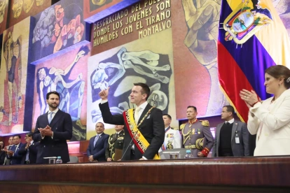 Daniel Noboa en el centro. De izquierda a derecha, Niels Olsen, presidente de la Asamblea; y María José Pinto, vicepresidenta de la República.