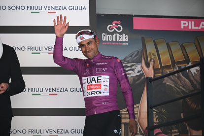Jhonatan Narváez con el maillot morado de líder de la clasificación por puntos del sábado. Ayer bajó al segundo puesto y se mantiene en pelea.