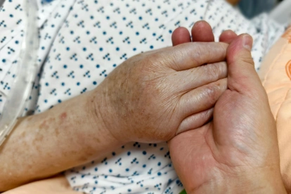 Referencial. Adultos mayores cuestionan la atención y las demoras en hospitales del IESS.