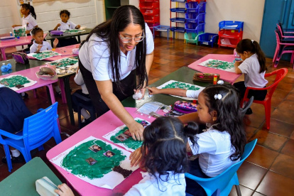 La organización trabaja con estudiantes provenientes de sectores vulnerables de Guayaquil y promueve un modelo educativo basado en la participación familiar, la inclusión y el acompañamiento integral.